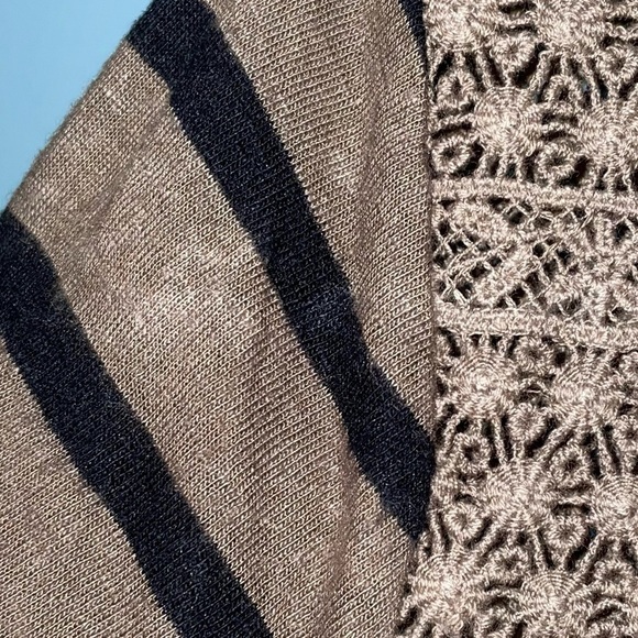 Wrap London Linen Blend Top with Button Back and Crochet Detail Size 2 - Picture 6 of 7